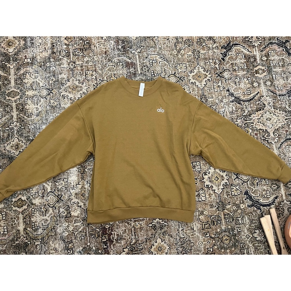 Accolade Crew Neck Pullover
Color: Golden Olive Branch
Size medium